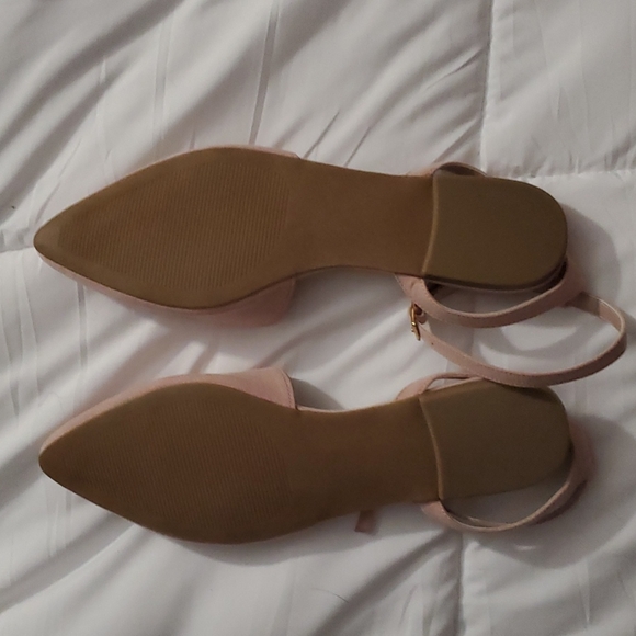Size 8.5 pointed toe flats. Light pink/blush - Picture 2 of 2